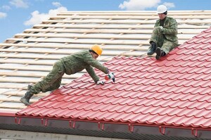 На Львівщині під час виконання ремонтних робіт чоловік впав з даху