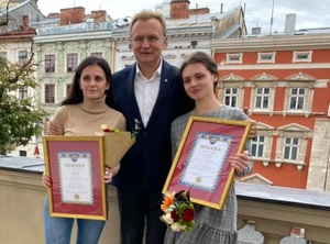 Студенткам-медикам які врятували життя чоловікові в львівському трамваї, вручили подяки (ФОТО)