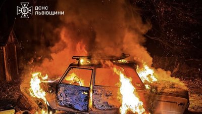 У Брюховичах вогнеборці загасили палаючий ВАЗ