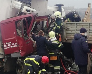 На Львівщині сталася масштабна ДТП за участі вантажних автомобілів (відео, фото)