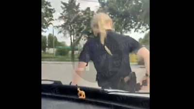 У Хмельницькому водій провіз поліцейську на капоті (ВІДЕО)