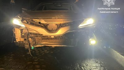 У Львові патрульні розбудили п'яного водія, який скоїв ДТП і заснув у машині