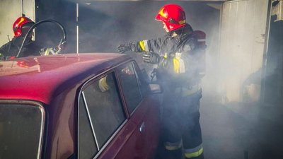 У Львові пожежа ледь не знищила гараж та авто