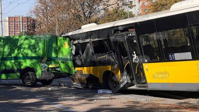 У Львові сталася ДТП за учаті інкасаторського авто та автобуса (ФОТО, ВІДЕО)