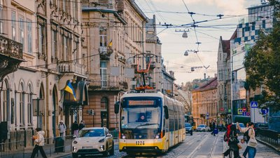 Через погіршення погоди у Львові затримується заміна аварійної трамвайної колії на площі Соборній