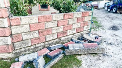 Маленька дитина трагічно загинула внаслідок обвалу паркану на Рівненщині