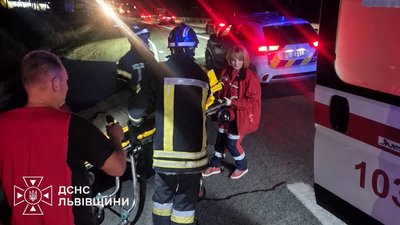 На Львівщині рятувальники деблокували водія з понівеченого внаслідок ДТП автомобіля