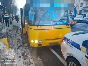 У Львові двоє водіїв маршруток намагались відкупитись хабарями від патрульних (фото)