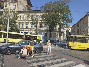 У Львові автомобіль на переході збив дівчину (фото)