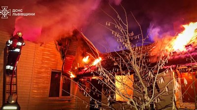 На Львівщині горів будинок: власник отримав опіки обличчя та руки