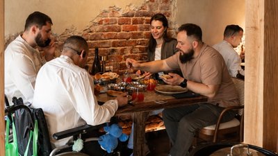 НЕЗЛАМНІ завітали на відкриття ресторану кримськотатарської кухні — ТАШ!
