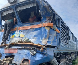 У масштабній ДТП пасажирського потяга та вантажівки постраждала жінка з Львівщини (фото)