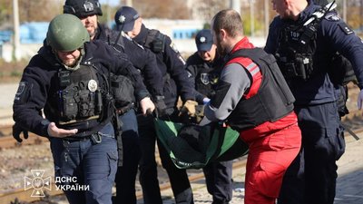 Росія вдарила по залізниці у Дніпрі, 13 людей загинули (ФОТО)