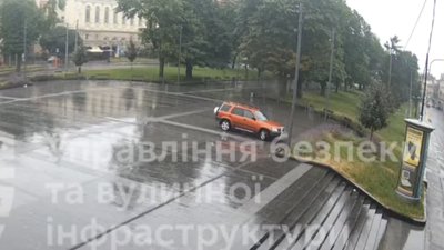 Опубліковано відео моменту парковки водія перед львівським Оперним театром
