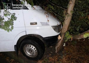 Фото: Івано-Франківська обласна прокуратура. Мікроавтобус Mercedes-Benz після зіткнення з деревом.