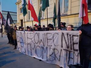 Депутат польського Сейму спалив портрети Шухевича та Бандери (фото, відео)