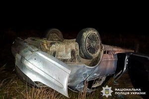 Фото: Поліція Рівненської області. Mercedes, який перекинувся внаслідок зіткнення.