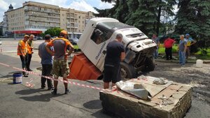 У Житомирі під асфальт провалилася вантажівка (фото, відео)