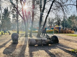 У Запоріжжі померла дитина, на яку впала стара скульптура в парку (фото)