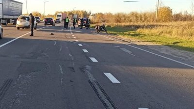 На Львівщині внаслідок зіткнення з автопоїздом загинув мотоцикліст