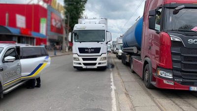 У Києва під колесами вантажівки загинула пенсіонерка
