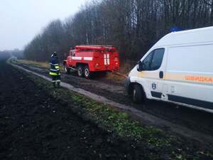 На Львівщині на польовій дорозі застряг автомобіль швидкої (фото)