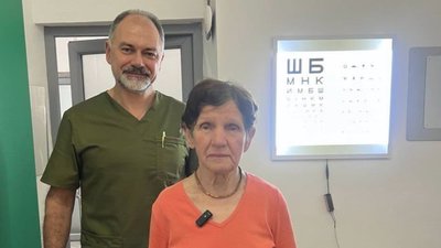 У Львові 82-річна лікарка довірила операцію з видалення катаракти своєму колишньому студенту
