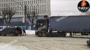 У Львові небайдужий водій допоміг далекобійнику, який застряг в снігу (фото, відео)