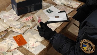 На кордоні з Польщею митники вилучили понад 14 тисяч марок із нацистською символікою