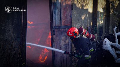 У Львові рятувальники ліквідували пожежу в складському приміщенні