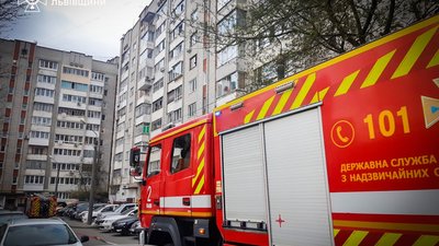У Львові через безпритульного сталася пожежа у десятиповерхівці (ФОТО)