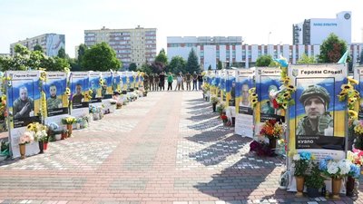 Молодь влаштувала танці біля алеї загиблих Героїв на Рівненщині (ВІДЕО)