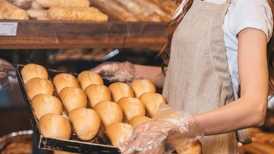 П’яна в зюзю пекарка обслуговувала покупців у закладі Рівного (ФОТО)
