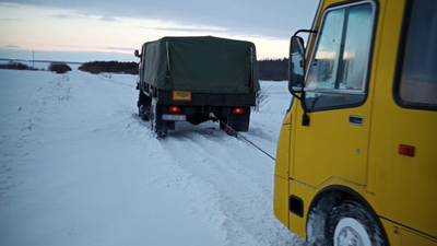 На Львівщині шкільний автобус потрапив у сніговий замет (ФОТО)