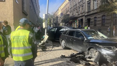 Ранкова ДТП у центрі Львова: на одному з перехресть демонтують потрощений світлофор (ФОТО)