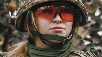 У Генштабі заявили, що вперше контракт "18-24" підписали дівчата