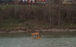 У Верховині врятували водія трактора, що застряг посеред річки