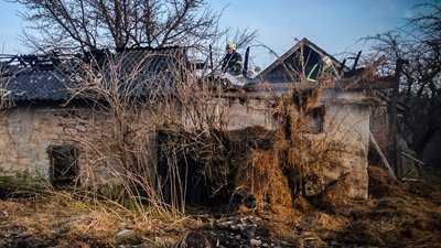 Надзвичайники врятували від знищення вогнем господарську будівлю та житловий будинок у Львівському районі