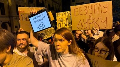 У Києві під час протесту в Мар’яну Безуглу плюнули (ВІДЕО)
