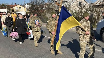 Стоячи на колінах, зі сльозами та молитвою сьогодні Львівщина прощалася із загиблим на війні земляком (ФОТО)