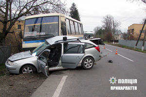 У ДТП потрапила маршрутка Львів-Івано-Франківськ, одна людина загинула (фото)