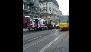 У Львові автомобіль на переході збив дівчинку (відео)