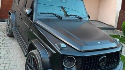 Майже 2 млн доларів та елітний автопарк: у Львові провели обшуки в організаторів шахрайських call-центрів