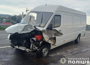 Зіткнулися легковик та мікроавтобус: у поліції розповіли деталі ДТП з потерпілим у Львівському районі (ФОТО)