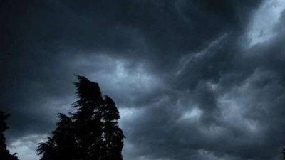 На Закарпатті буревій зірвав дах будівлі АЗС і пошкодив авто