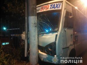 В Одесі водій маршрутки протаранив електроопору: є постраждалі (ФОТО)