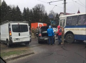 У Львові автобус із військовими потрапив у ДТП (фото)