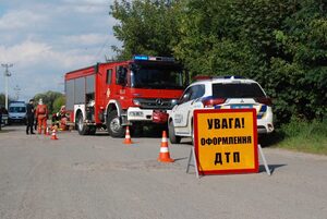 Поблизу Львова у кювет злетів легковик: є постраждалий (фото)