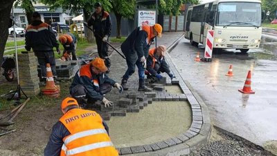 На вул. Мазепи у Львові облаштовують безбар'єрну зупинку