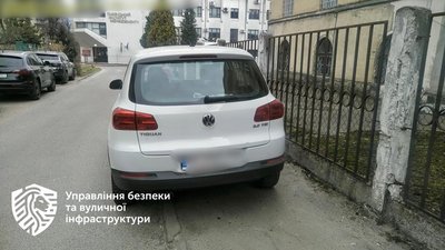 У Львові водіїв просять бути готовими до тимчасового затримання автомобіля, якщо він блокує тротуар